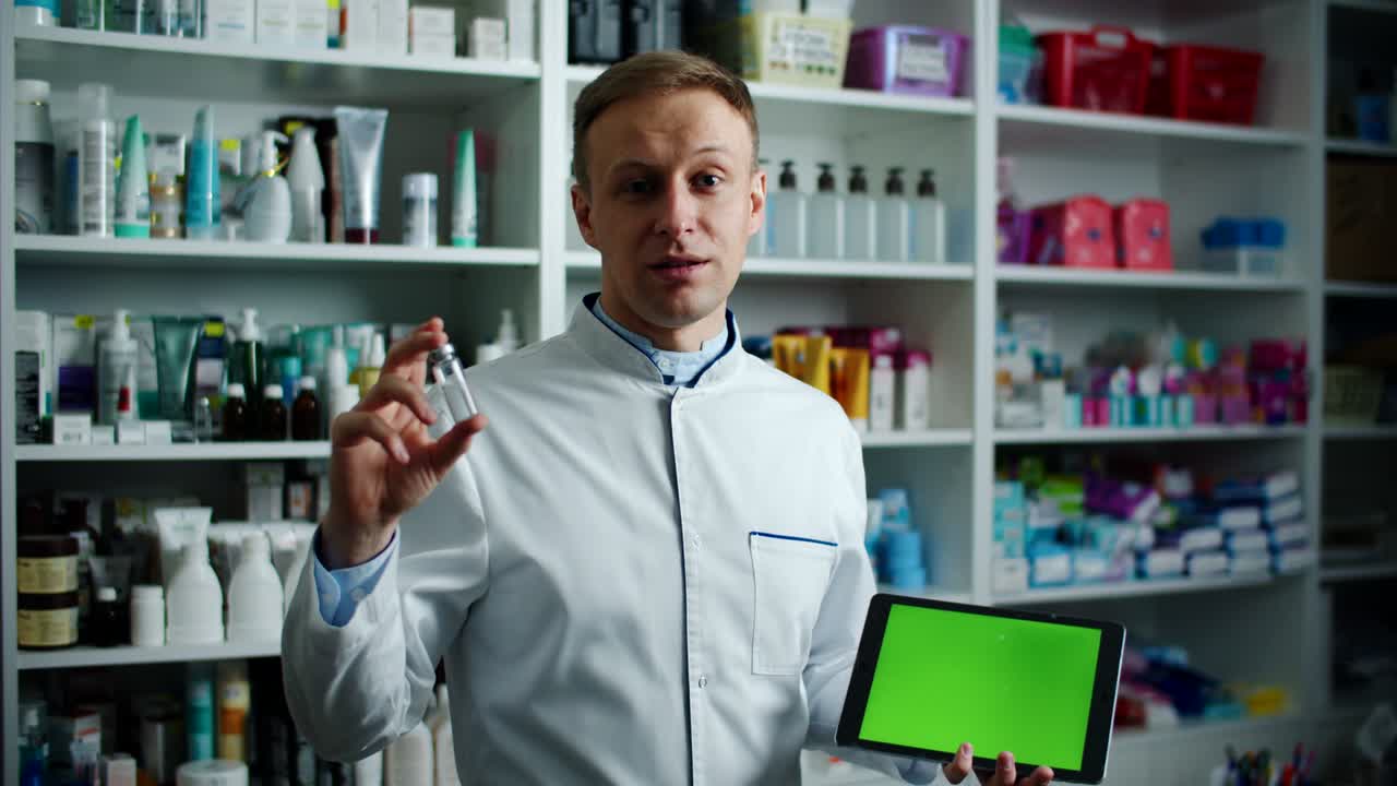 남성 약사는 약국에서 녹색 화면을 가진 디지털 태블릿을 들고 사용을 추천합니다. 남성 초상화