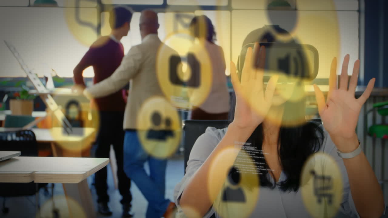 animación de iconos de redes sociales y procesamiento de datos sobre mujer biracial que usa auriculares vr