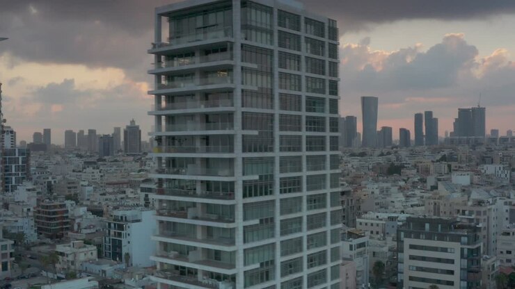 Panorama urbano de arranha-céus de Tel Aviv ao pôr do sol, vista aérea