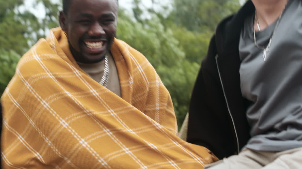 야외에서 즐거움을 즐기는 젊은이들