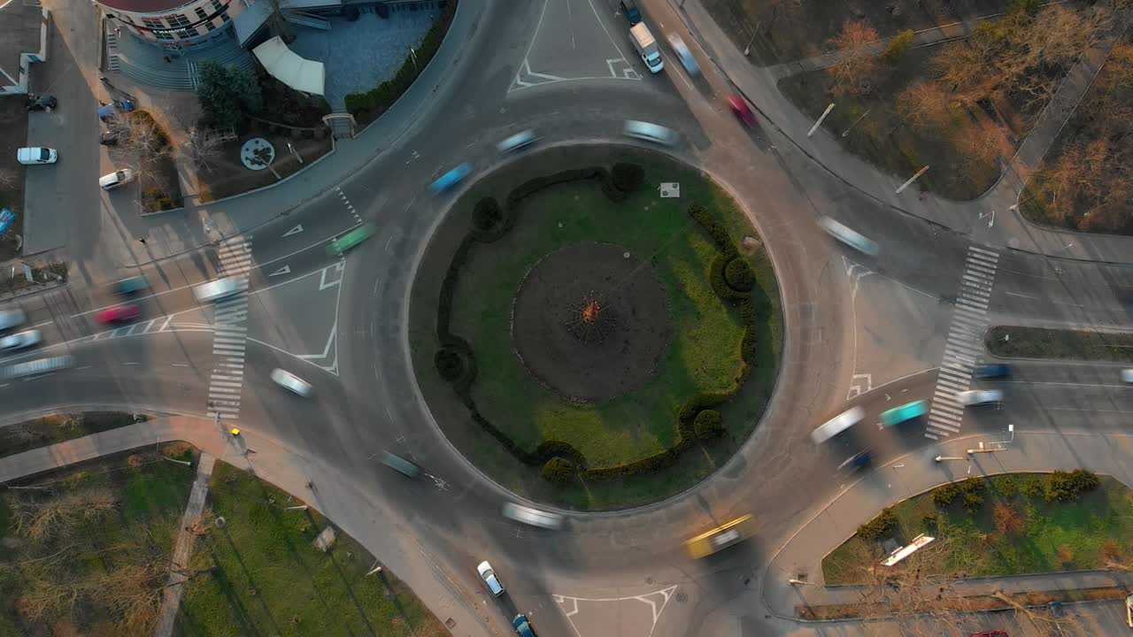 vista aérea de 4k de la carretera de circunvalación con coches circulares en una pequeña ciudad europea en un día soleado