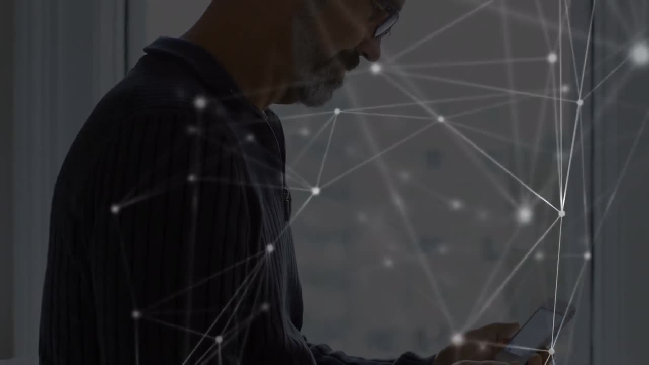 animación de redes de conexiones con iconos sobre el hombre usando teléfono inteligente