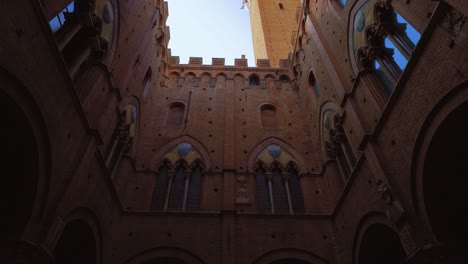 Impresionantes-Vistas-Desde-El-Patio-Del-Palazzo-Pubblico-Y-Su-Torre-Del-Mangia-En-La-Plaza-En-Forma-De-Concha-Piazza-Del-Campo-En-Siena,-Toscana,-Italia