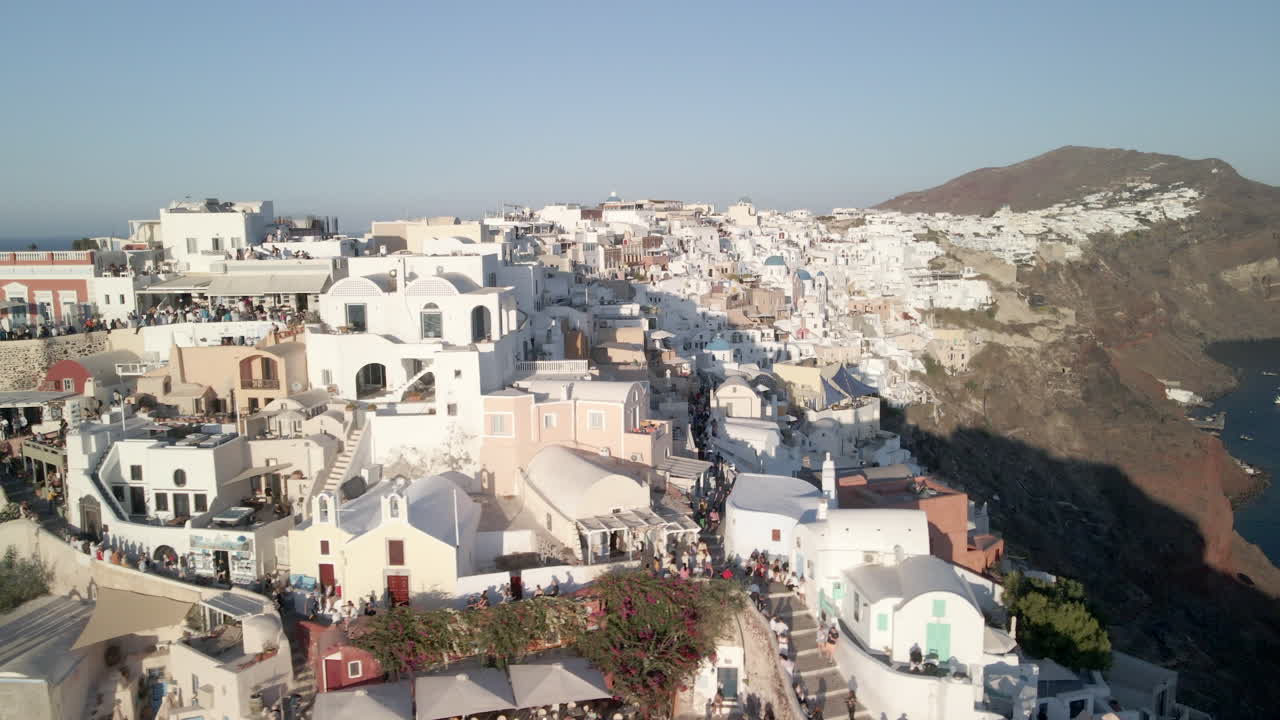 vista aérea del pueblo de oia en santorini