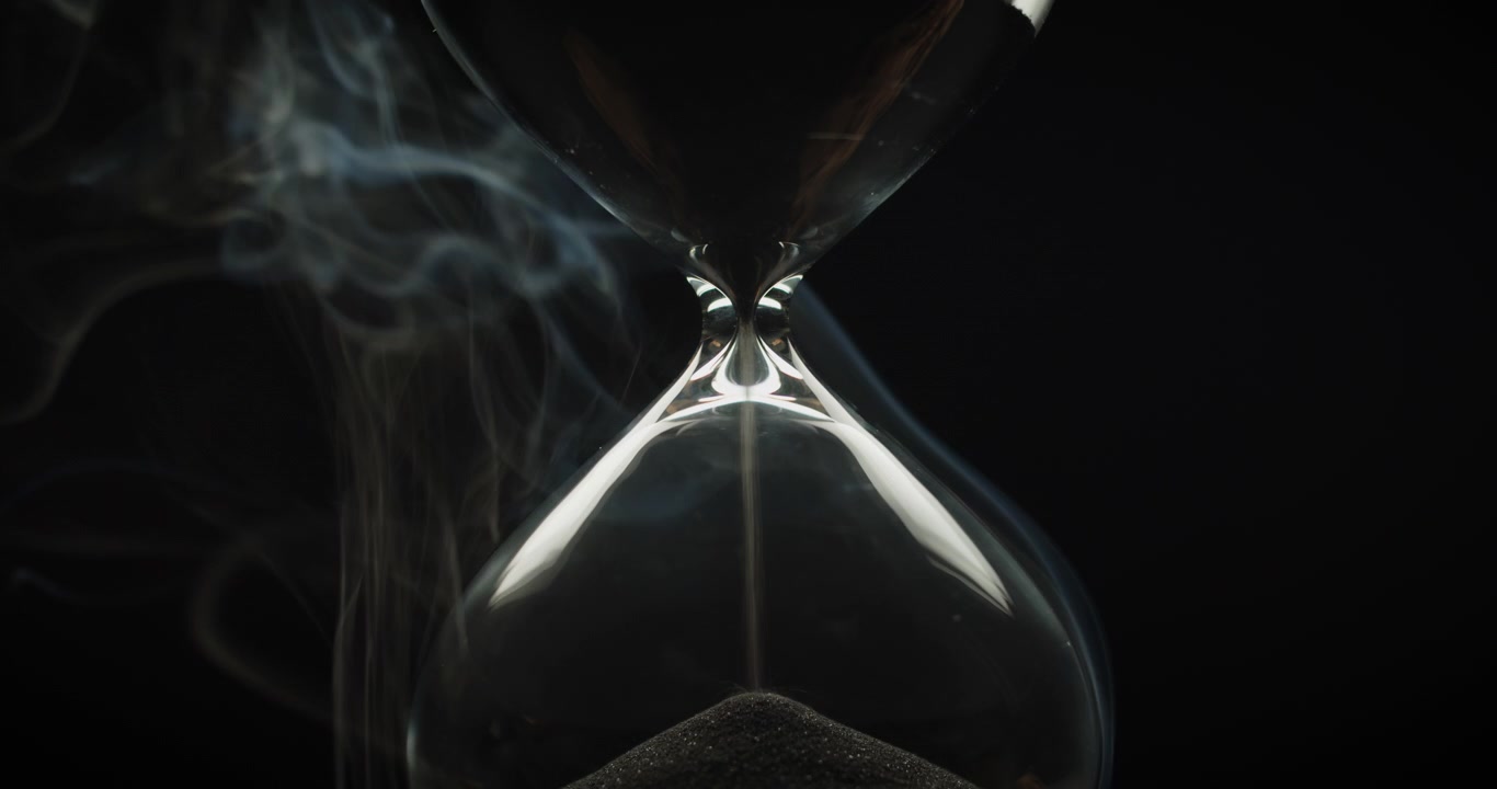 Bellissimo fumo che circonda una clessidra