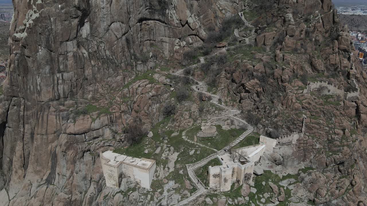 ruinas del castillo histórico vista desde un avión no tripulado