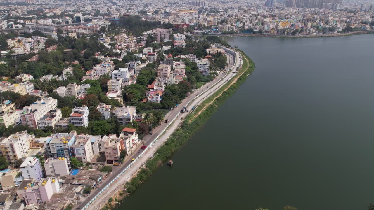 Riprese aeree del lago Madiwala, uno dei laghi più grandi di Bangalore, India, che si estende su un'area di 114