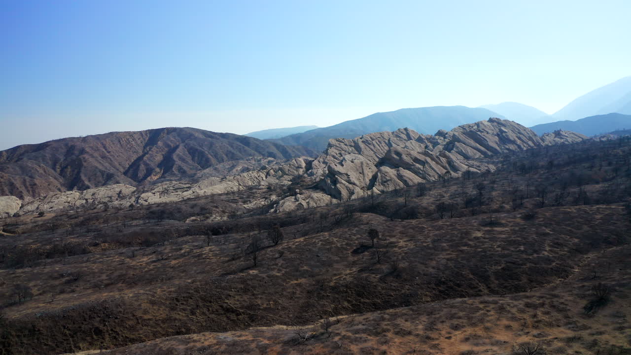 paisaje negro quemado por el incendio forestal bobcat en el sur de california - vista aérea