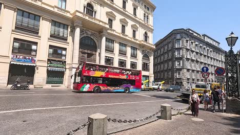 turistas a bordo de un autobús turístico en nápoles