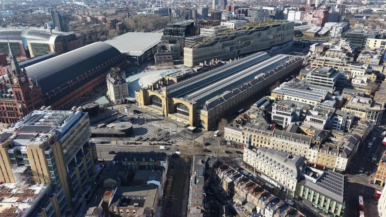 Stazione ferroviaria di King's Cross a Londra: ripresa aerea con drone in allontanamento che svela il panorama