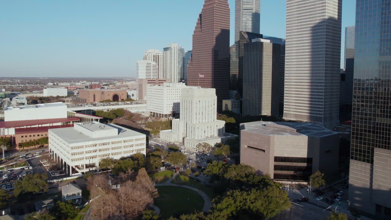 vista aérea del ayuntamiento de houston bajo los rascacielos del centro en un día soleado, texas, estados unidos, disparo de dron