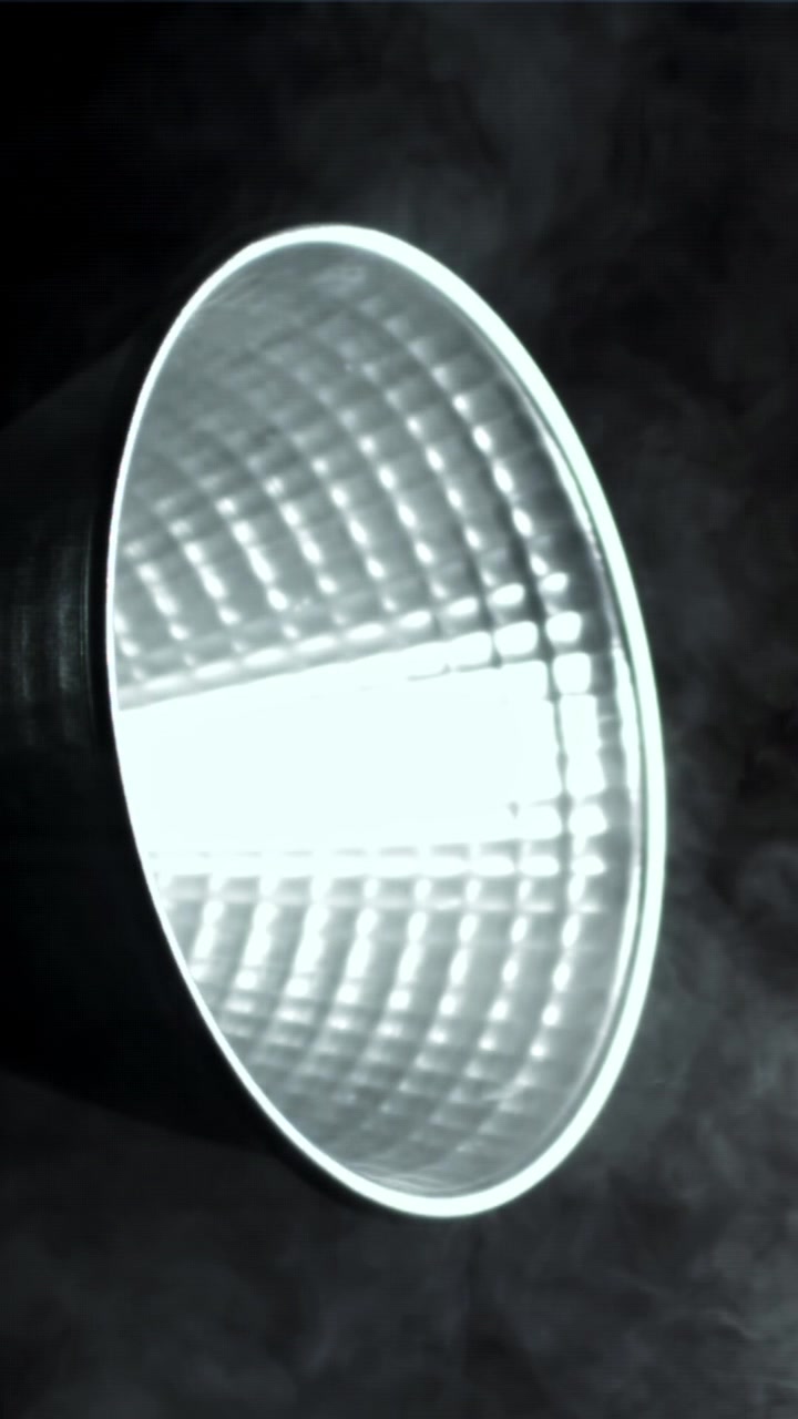 Heller Studioreflektor strahlt Licht durch Rauch