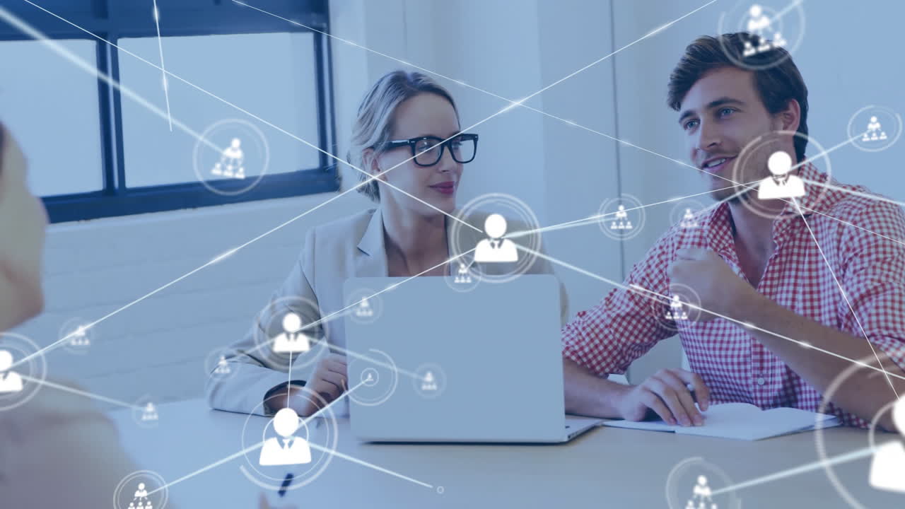 animación de la red de conexiones con las personas iconos sobre diversas personas de negocios en la oficina