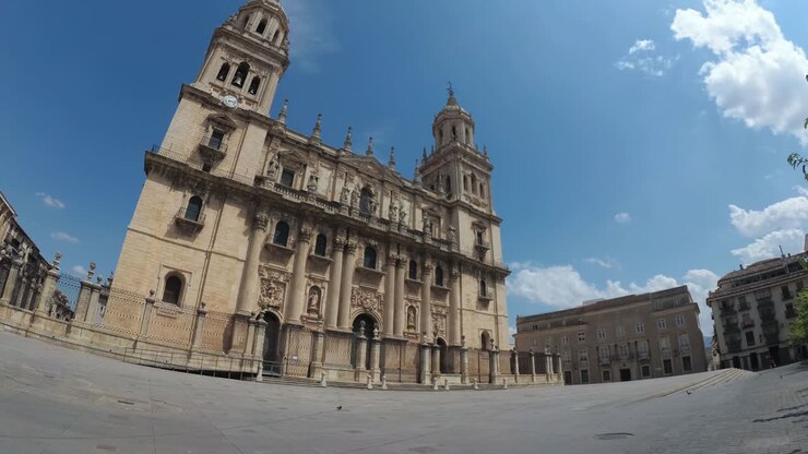Centro città e strade di Jaén, Spagna - Vedute di questa antica città in Andalusia, Spagna a 4k 24fps