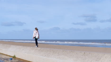 Einsames-Mädchen,-Das-Allein-Am-Strand-Spazieren-Geht