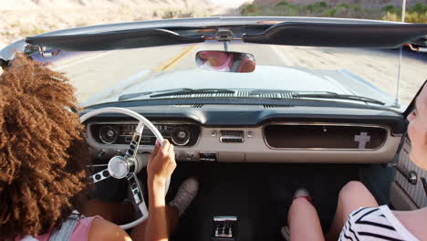 Zwei-Freundinnen-Fahren-High-Five-In-Einem-Offenen-Auto