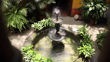 Cámara-Lenta-De-Una-Fuente-En-El-Patio