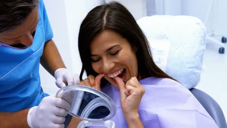 Paciente-Femenina-Usando-Hilo-Dental