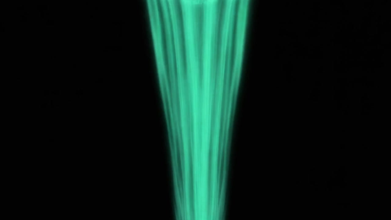 Raggio Verticale Astratto di Luce Verde Brillante su Sfondo Nero