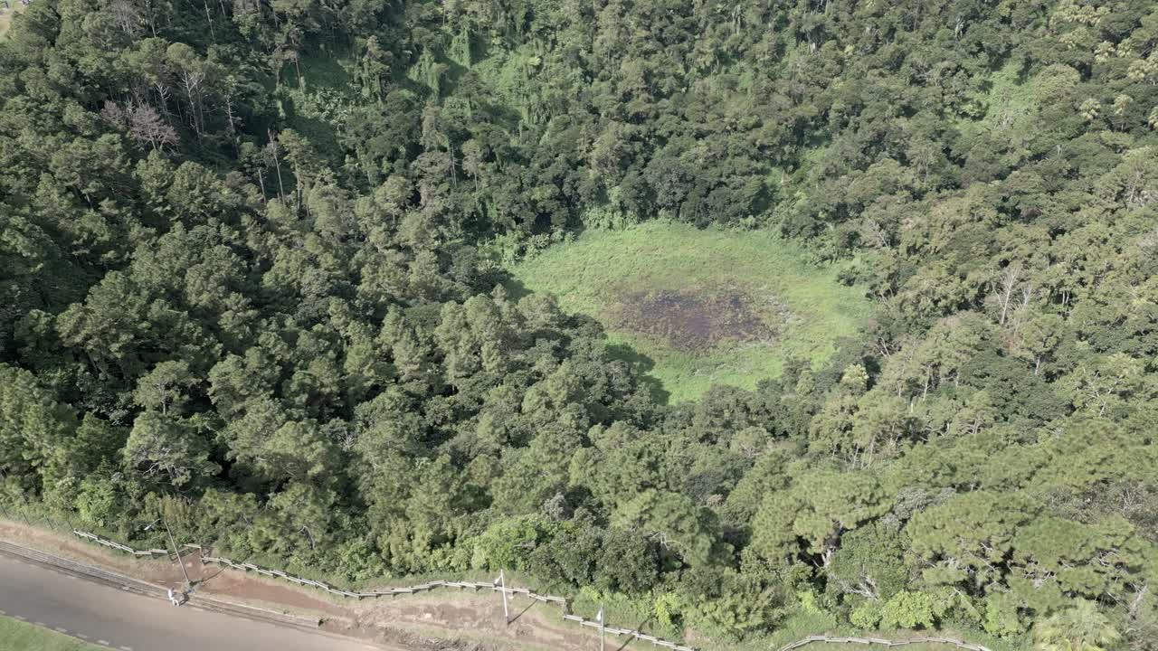 Mauritius - Trou aux Cerfs - backwards view on the crater