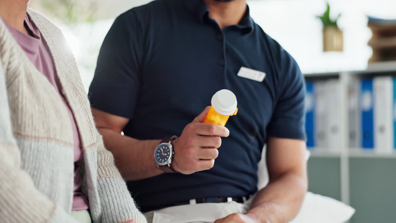 el médico discutiendo la medicación con el paciente