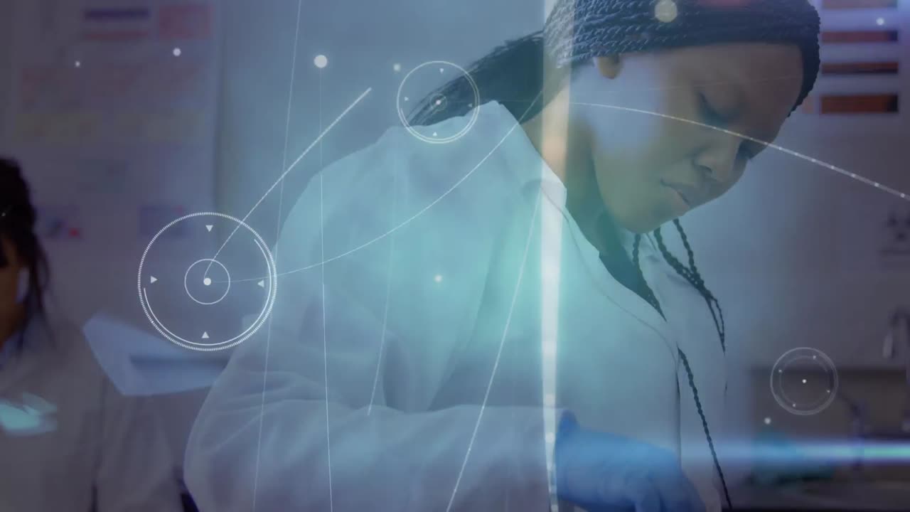 animación de la red de conexiones sobre una trabajadora de laboratorio afroamericana