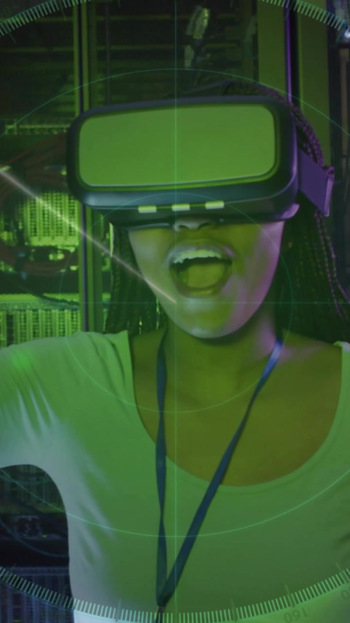 Video verticale: Donna con visore VR che reagisce a contenuti VR in una sala server, strisce HUD che provocano una risata