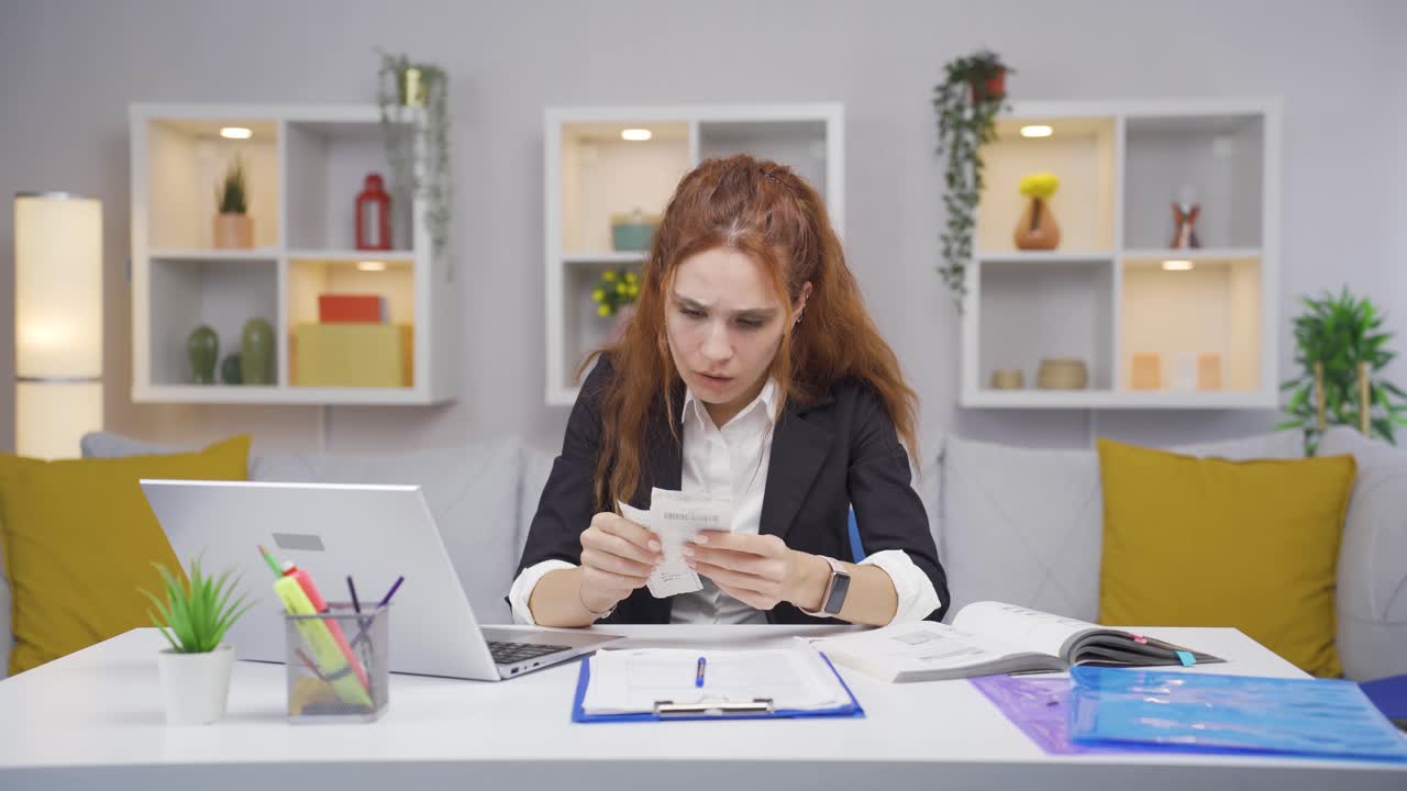 женщина, работающая на дому, рассчитывает счета.