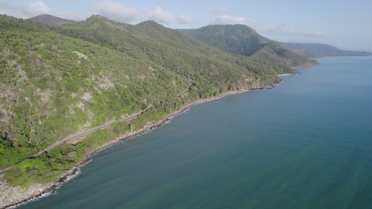 exuberantes montañas verdes y un idílico paisaje marino cerca del mirador rex en el norte de queensland, australia - toma aérea de drones