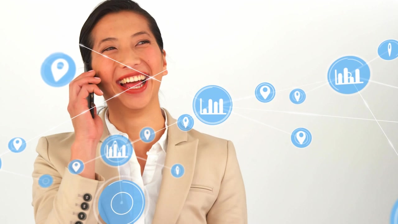 Animazione di icone connesse su una sorridente donna d'affari asiatica che parla al telefono