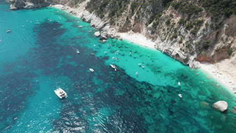 Vista-De-Drones-De-Una-Playa-De-Arena-Blanca-En-Cerdeña,-Italia