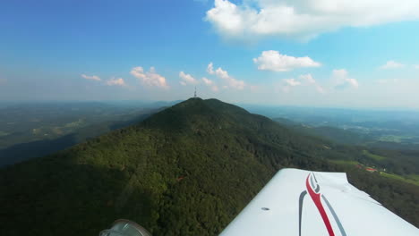 vista de los pilotos desde un avión pequeño, vuelo a campo traviesa, libertad, aventura y sueños