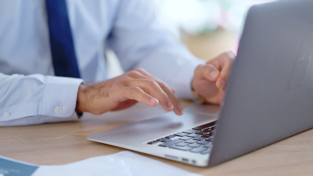 Avvocato che invia email su un laptop mentre lavora