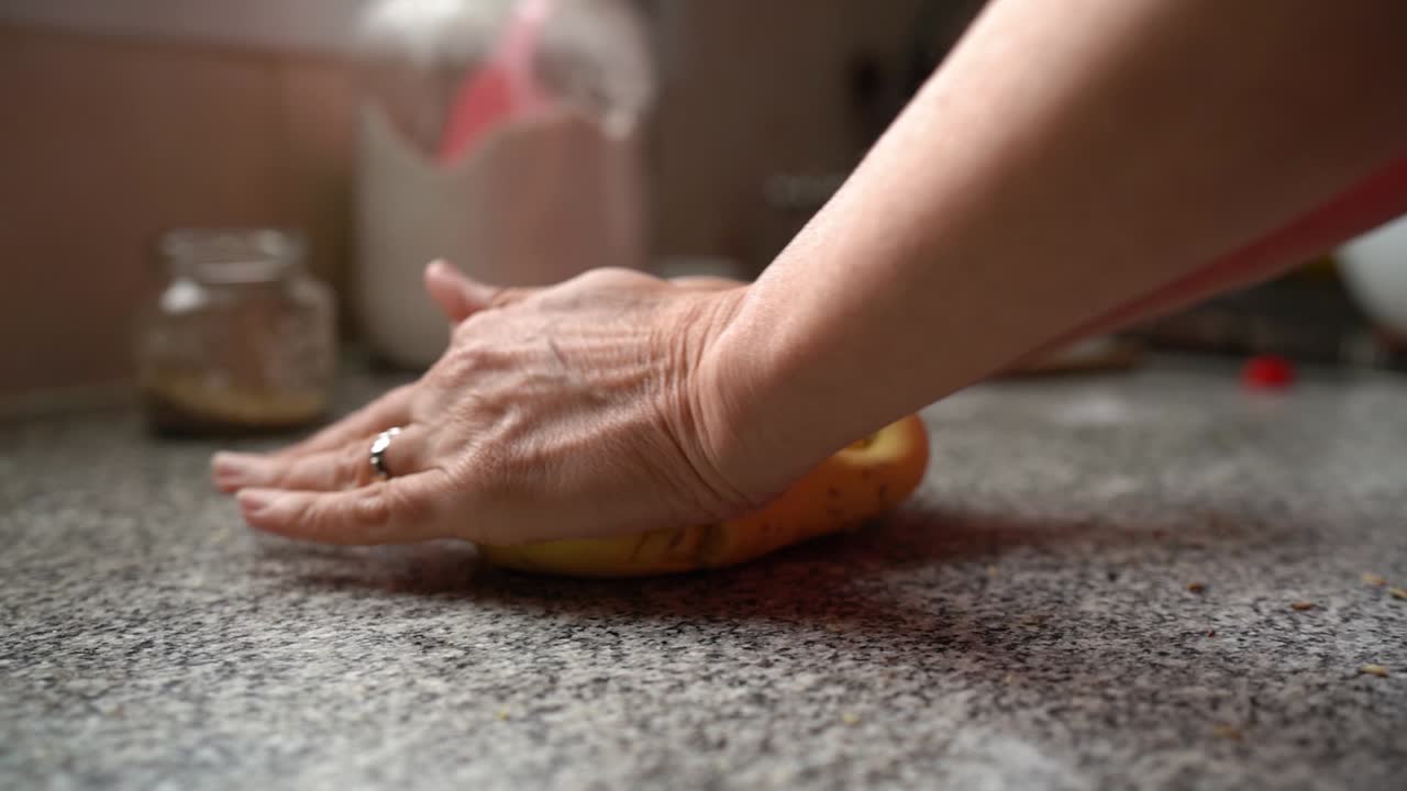 피젤 와플을 위해 테이블에 반죽을 반죽하는 사람의 손