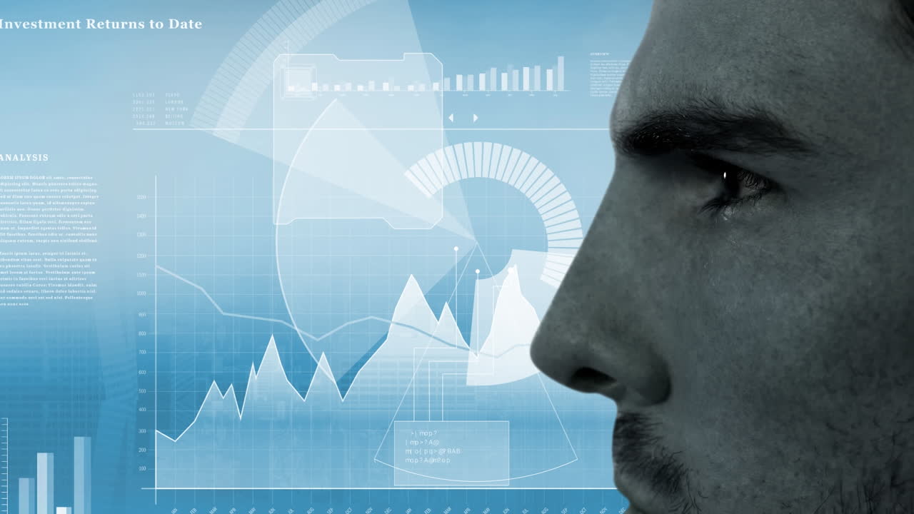 animación de primer plano del hombre caucásico sobre la interfaz con procesamiento de datos contra fondo azul