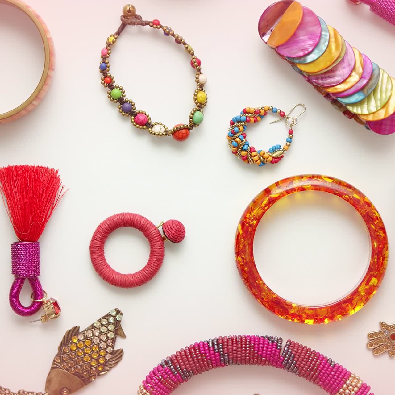 여성 주얼리 플랫 레이 컴포지션 다양한 스타일의 색상과 여성을 위한 모든 것의 디자인 믹스