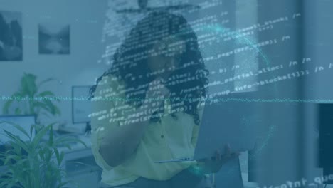 animación de gráficos financieros, globo y datos sobre mujer biracial usando portátil en la oficina