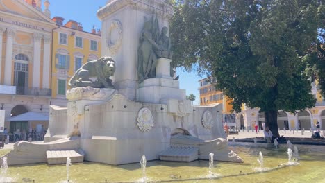 Giuseppe-Garibaldi-Denkmal-Mit-Springbrunnen-Im