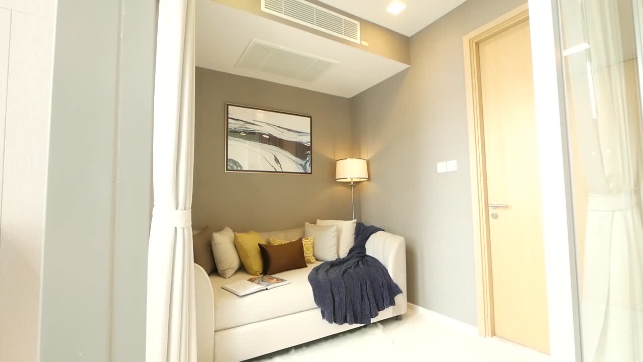 sofá acogedor en la esquina, lleno de almohadas