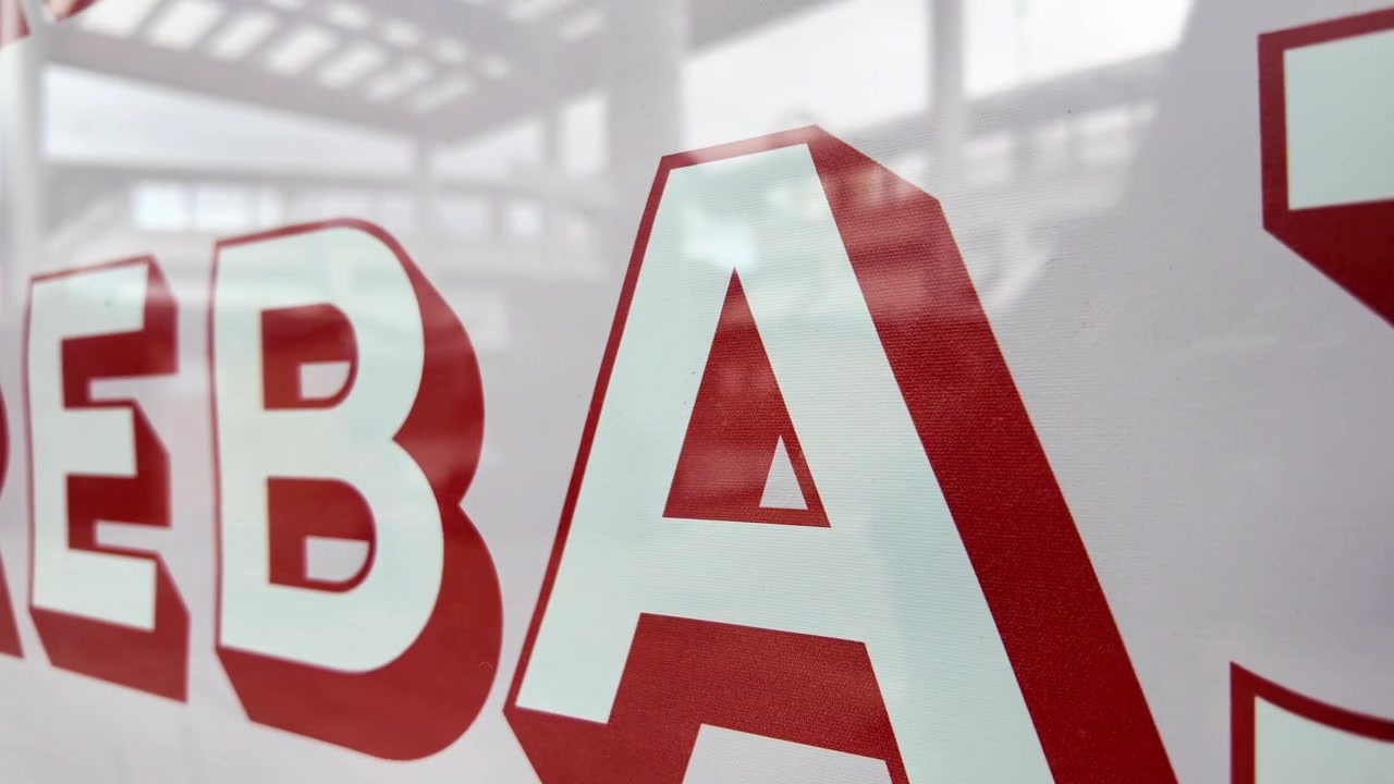 'rebajas' kelimesi bir mağaza vitrininde harf harf beliriyor