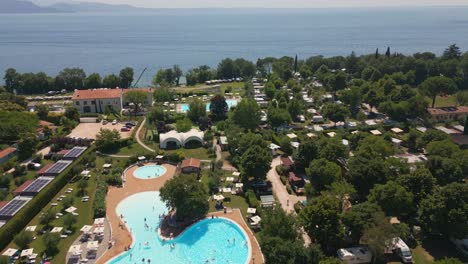 Vista-Aérea-Del-Camping-Fornella-En-El-Lago-De-Garda,-Italia.