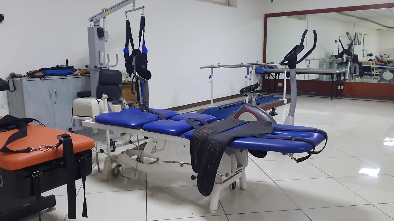 Rehabilitationsgeräte in einem Physiotherapie-Rehabilitationszentrum im Innenbereich.