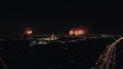 vista aérea nocturna de la avenida leninsky y fuegos artificiales brillantes moscú rusia