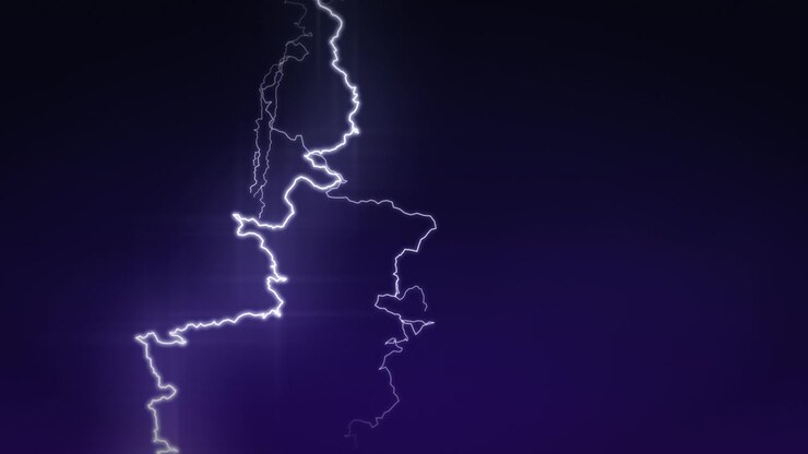 Archi di fulmini elettrici che lampeggiano su sfondo scuro per effetti visivi, bollettini meteorologici o composizioni digitali
