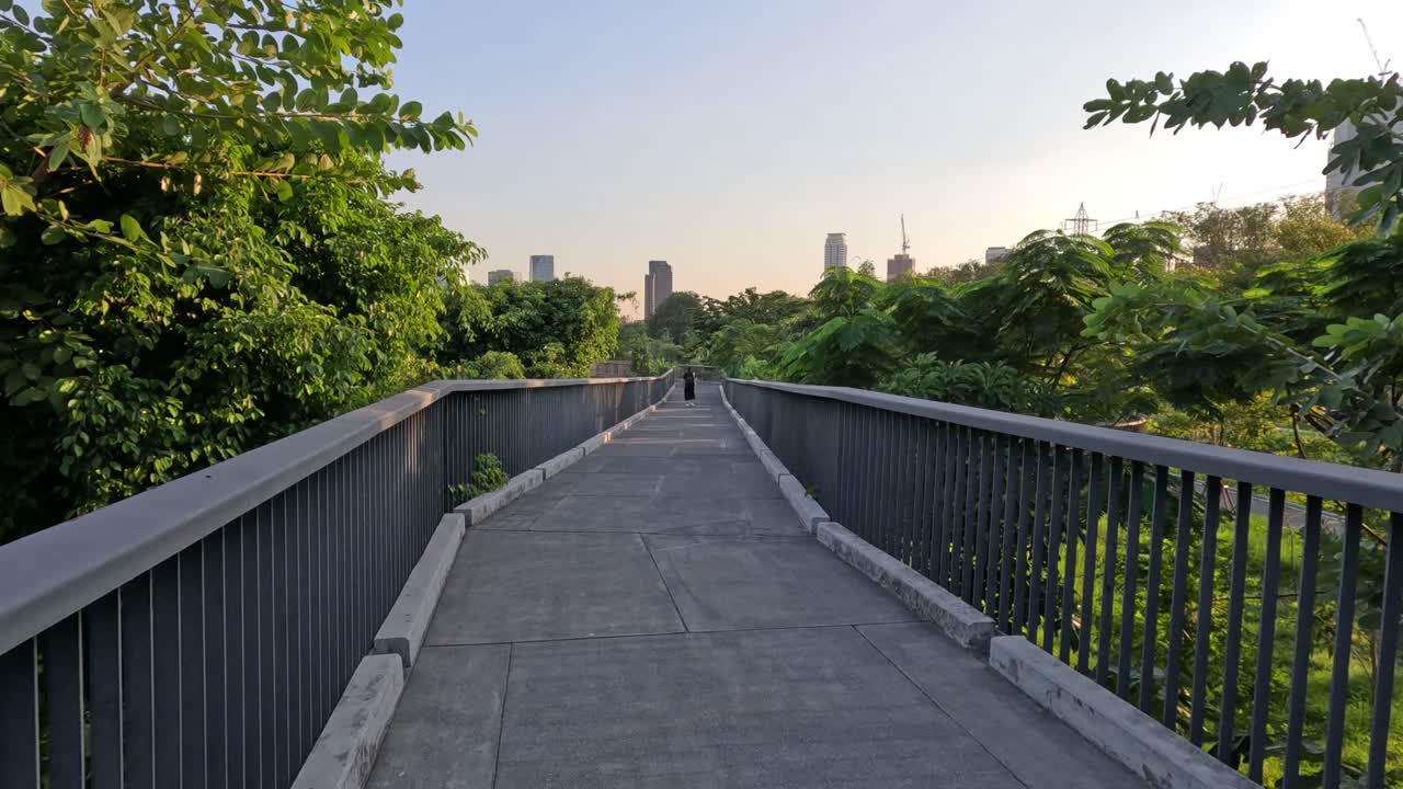 보행자 다리 를 가로질러 는 첫 번째 사람 의 모습