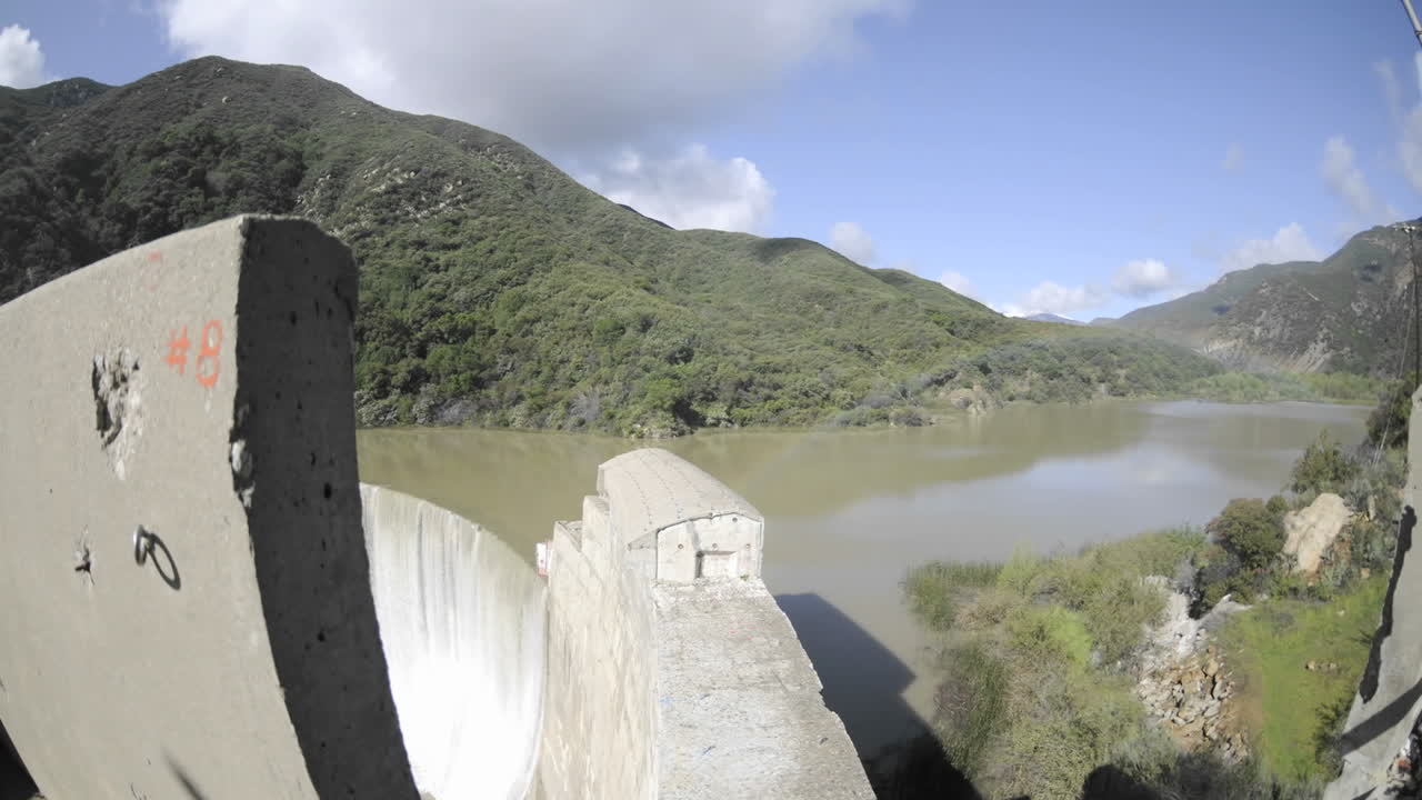 오래 된 matilija 댐 1 위로 쏟아지는 matilija 크릭 위에서 넓은 시간 경과 돌리 샷