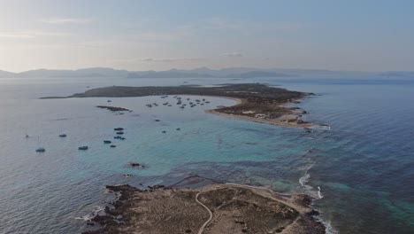panorama aéreo de gran angular de pequeñas islas y franjas de arena en el océano