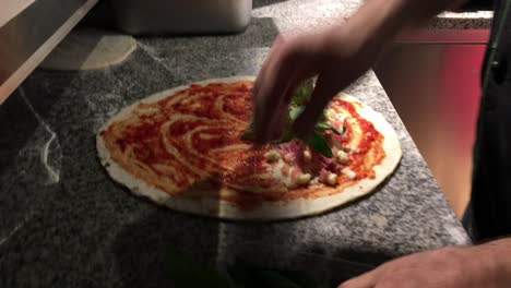 Rollo-De-Pizza-En-Un-Banco-De-Mármol