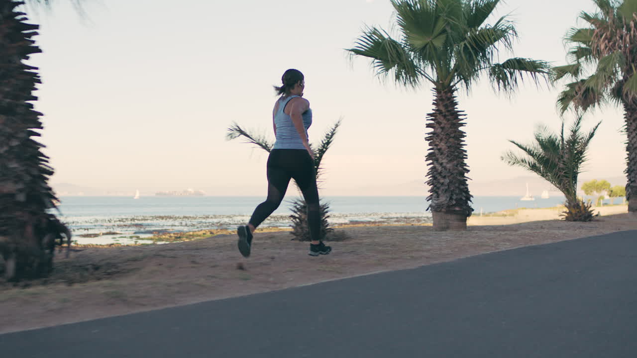 correr, fitness y mujer con sobrepeso en la playa