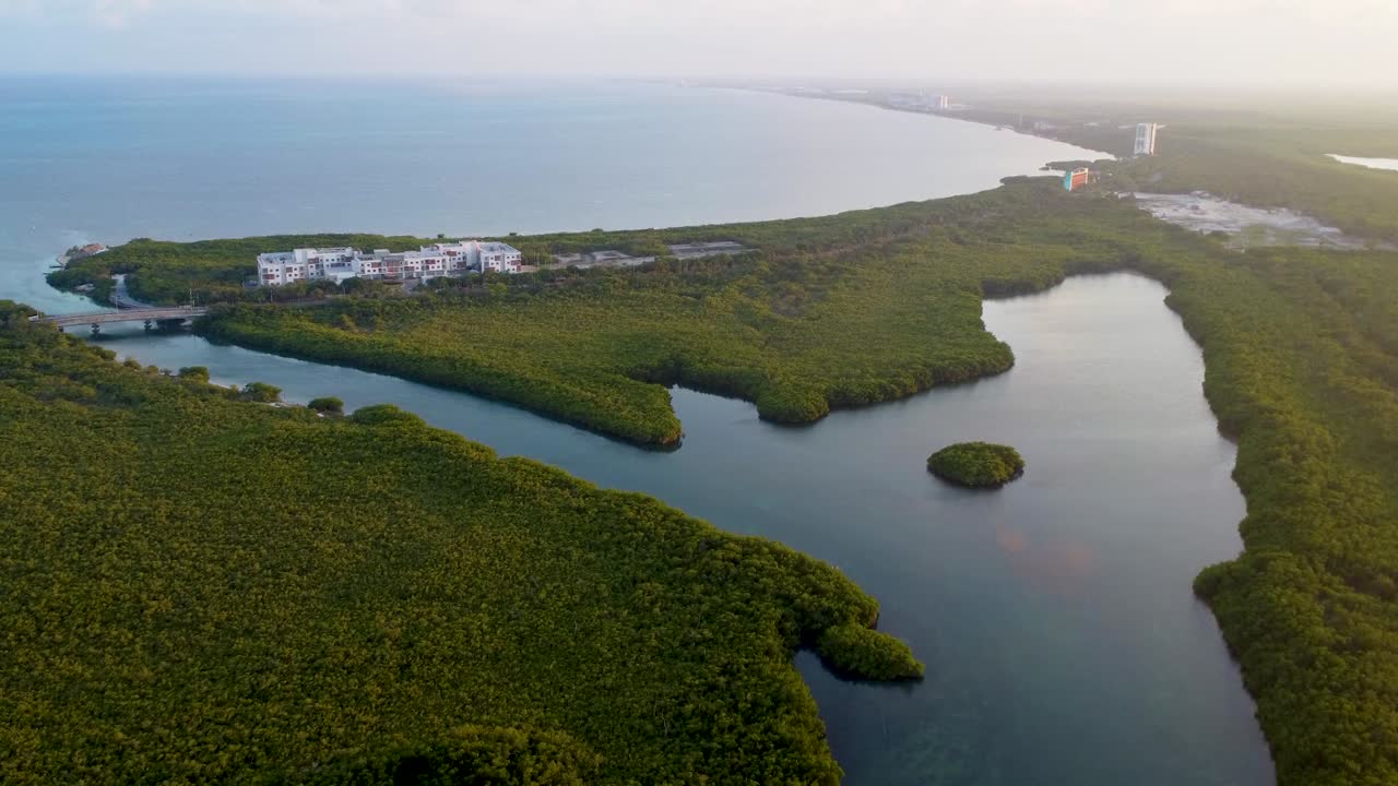 Toàn cảnh từ trên cao cây cầu Punta Nizuc ở Cancun, Mexico.